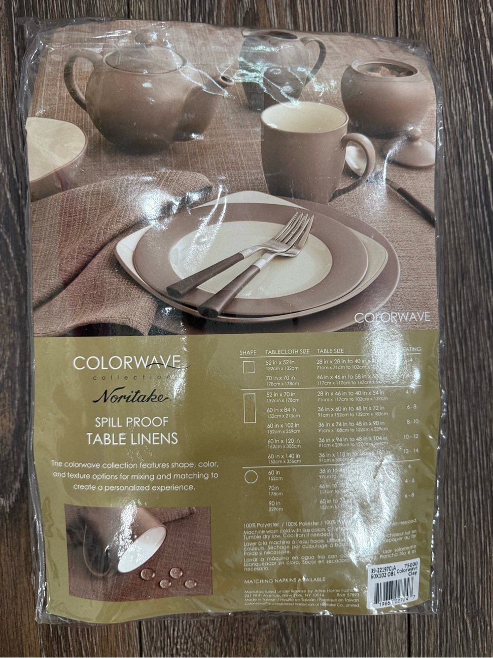 Noritake Colorwave spill-proof tablecloth - Picture 2 of 3